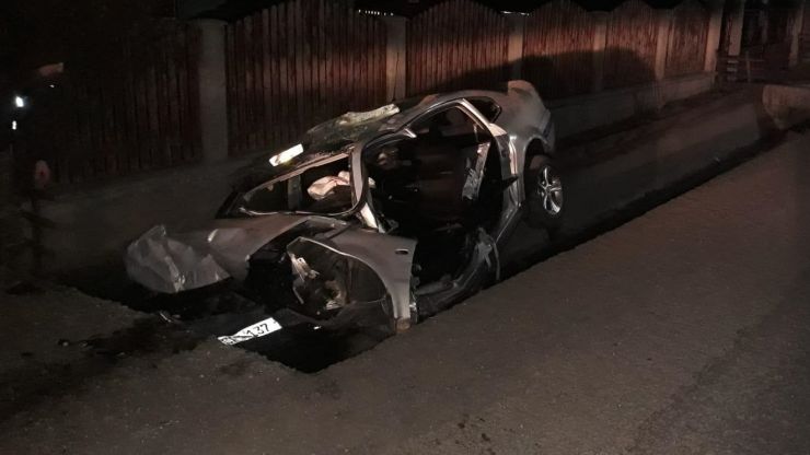 Șofer (46 ani) rănit, după ce a intrat cu mașina într-un cap de pod