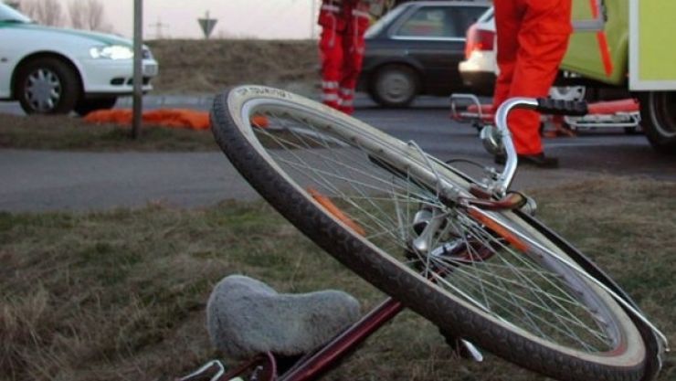 Biciclist accidentat în Petea. A fost solicitat un echipaj SMURD