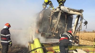 FOTO | Incendiu la combină aflată în funcțiune pe un teren din apropierea orașului Livada