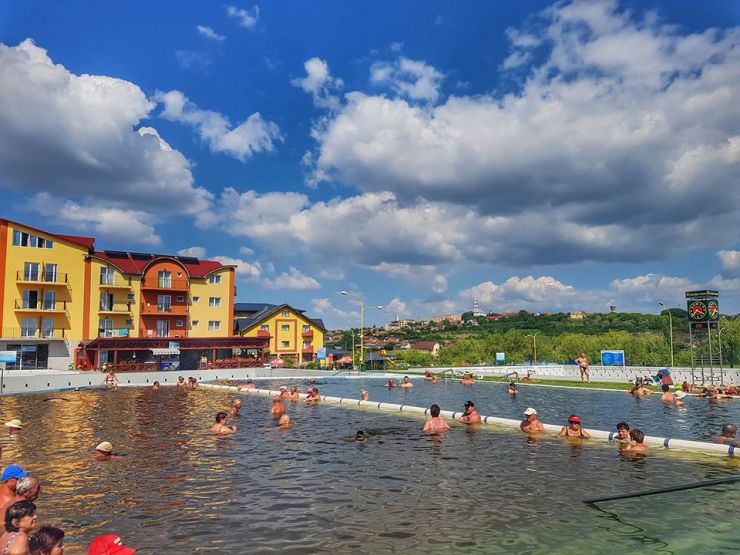 Ștrandul Termal Tășnad deschide piscina de la pavilionul de iarnă