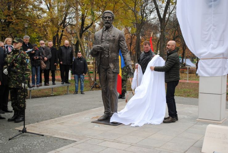 Statuia marelui om de stat Ion I.C. Brătianu a fost dezvelită la Oradea. Statuia este opera sculptorului sătmărean Radu Ciobanu