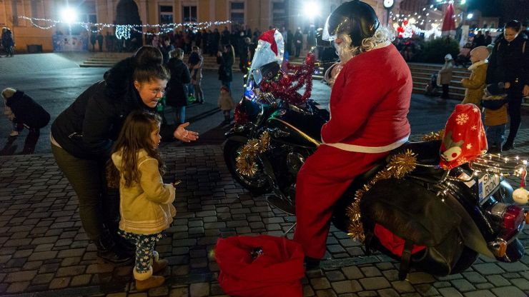 FOTO | Moș Crăciun a ajuns la Carei... pe motocicletă
