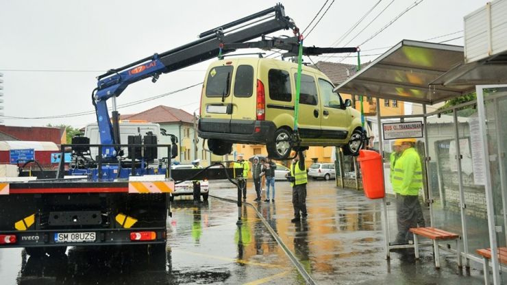 A început ridicarea mașinilor parcate neregulamentar în Satu Mare