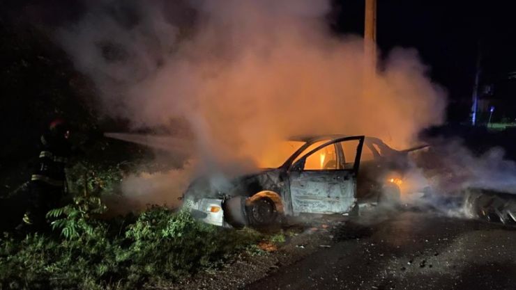 Mașină cuprinsă de flăcări în Vama