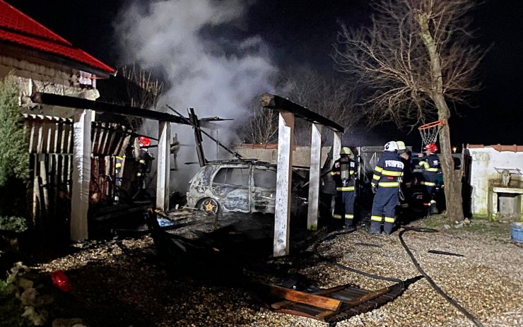 Mașină cuprinsă de flăcări în curtea unei locuințe din Oar
