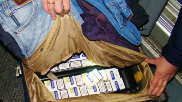 Tânăr (24 ani) prins cu doi saci plini cu țigări de contrabandă în Odoreu