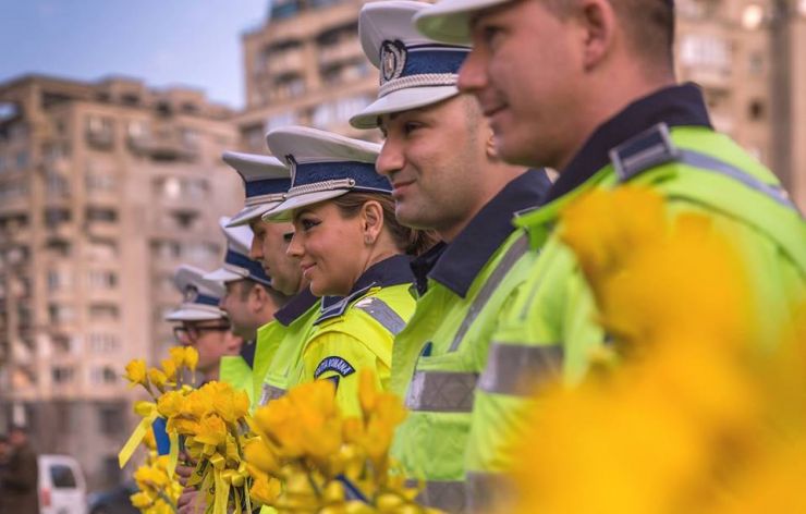 Cu ocazia zilei de 8 Martie, participantele la trafic au fost ”sancționate” cu flori