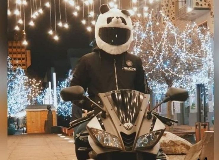 Motociclist fotografiat sub perdeaua luminoasă amenajată la Târgul de Crăciun din Satu Mare