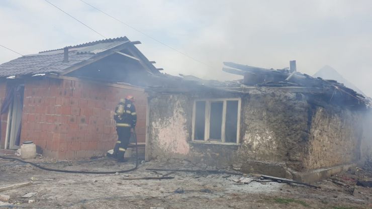 Incendiu la o casă din Doba