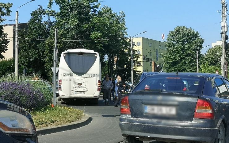 Impact între un autobuz și o mașină pe strada Careiului