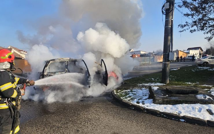 Mașină cuprinsă de flăcări pe strada Iuliu Coroianu. Intervin pompierii