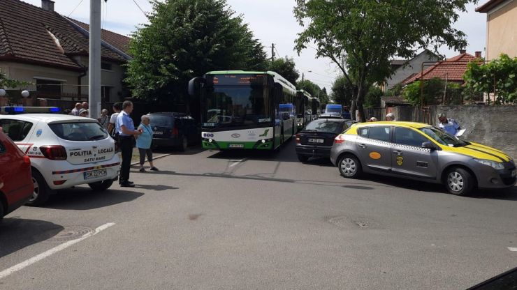 Autobuze blocate în trafic din cauza unor mașini parcate neregulamentar în municipiu