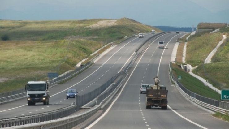 Șofer din Satu Mare filmat circulând pe contrasens, pe Autostrada Transilvania. Poliția îl caută
