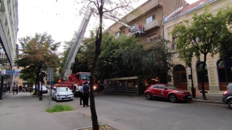 Cade tencuiala! Intervenție a pompierilor pe strada Horea