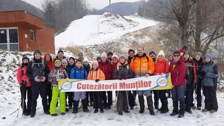 Zeci de persoane au luat parte la prima drumeție pe Vârful Pietroasa din acest an